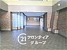 その他：上質な素材を贅沢に使用したロビー空間は、都会の喧騒を忘れさせてくれる静寂に包まれています。落ち着いた照明と洗練されたインテリアが、住まう方のプライベートな時間を優雅に演出します
