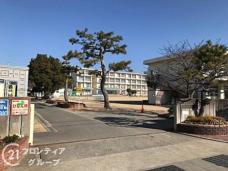 明石市立二見北小学校 徒歩13分。 990m