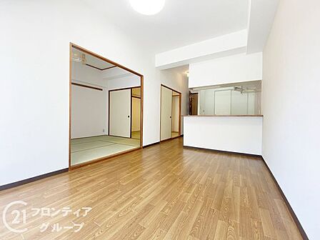 リビングは、家族や友人との時間を楽しむのに最適な広さです。快適な居住空間を提供します。