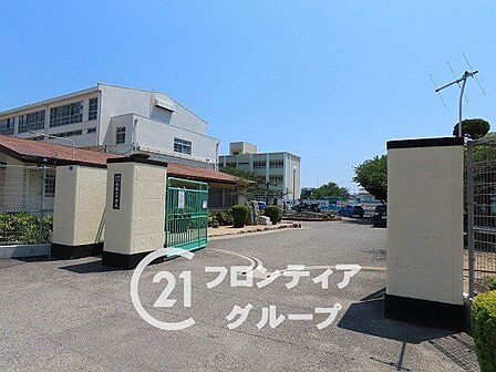 神戸市立歌敷山中学校 徒歩13分。 990m