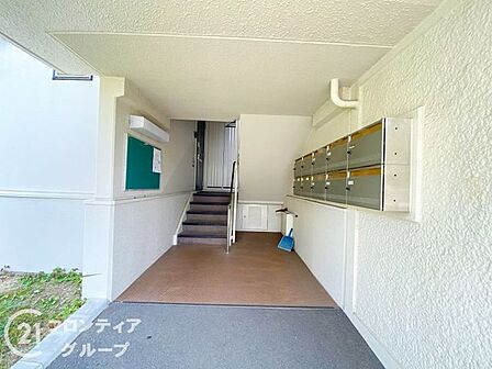 明るい空間に配置されているため、夕方の帰宅時でもスムーズに確認ができる親切な設計。日常の細かな動作一つひとつが快適になるよう配慮されています