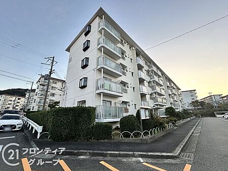 都会の空に映える洗練されたホワイトの外観が住まう方のステータスを象徴します。優雅なプライベートタイムを過ごせる上質な邸宅です