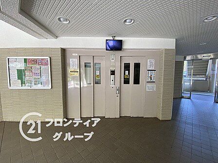 明るい照明と清潔感のある壁面が、帰宅時の緊張を優しく解きほぐしてくれるようですね!隅々まで清掃が行き届いていて、お友達を招く際も自信を持って案内できそうですね!
