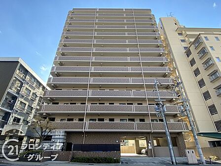 洗練された都会の街並みに美しく溶け込むモダンな外装が印象的です。品格漂う佇まいは住まう方のステータスを象徴し、毎日の帰宅時に誇りと安らぎを感じさせてくれる贅沢な住環境が整っています