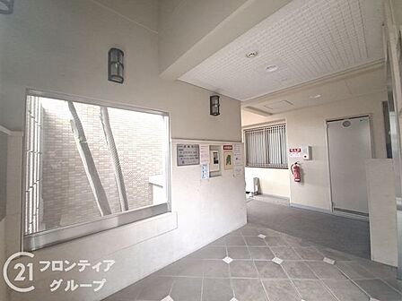 柔らかな光が差し込むロビー空間は、住人同士のさりげない挨拶も自然と弾みそうですね!高級感と安心感が共存する場所で、ワンランク上のマンションライフを存分に満喫してくださいね!