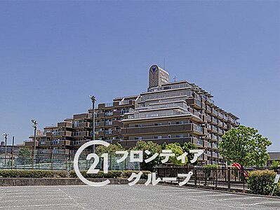 外観:シンプルで洗練されたマンション外観は、住む人のセンスを引き立て、落ち着いた雰囲気を提供します。都会的なデザインが魅力で、住む人に誇りを与える空間です 外観:シンプルで洗練されたマンション外観は、住む人のセンスを引き立て、落ち着いた雰囲気を提供します。都会的なデザインが魅力で、住む人に誇りを与える空間です