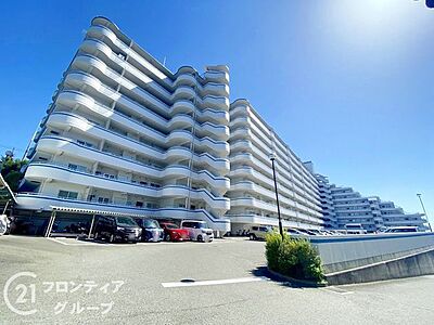 外観：シンプルで品のある外観デザイン。長く住むほど愛着が増し、周囲との調和も大切にした魅力的な佇まいです。
