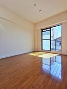 南向きで明るい洋室6帖
