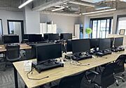 【内装・デスク付のフルセットアップオフィス】会議室等内装造作済／執務室・会議室のデスク等家具什器設置済／一部現テナントの什器含む(撤去予定)