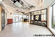 【デザインセットアップオフィス】受付・会議室等内装造作済／執務室以外の一部什器設置済み。
