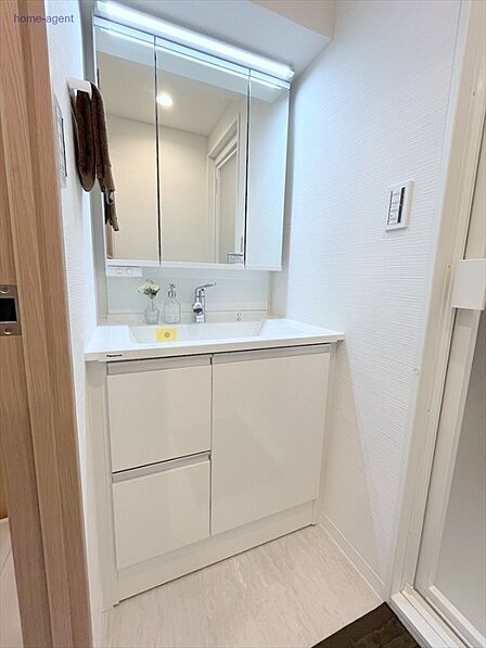 新規交換済みで綺麗な洗面台です。