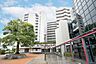 外観：街路樹の緑が鮮やかな通り。都会的なデザインの建物が並び、都市の利便性と自然の潤いを兼ね備えたエリアです。