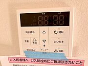 壁付けの給湯パネルは、ふろ予約や追い焚きもボタンひとつで簡単操作。シンプルなデザインで使いやすさに優れています。 