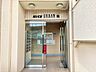 エントランス：日々の暮らしの始まりと終わりを優しく見守るエントランス。周囲の景観に自然と馴染む佇まいです 