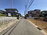 外観：周辺の街並みと調和した前面道路はすっきりと見通しが良く開放感を感じられるロケーションです 