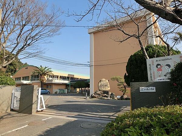 画像15:芦屋町立山鹿小学校(1、330m)