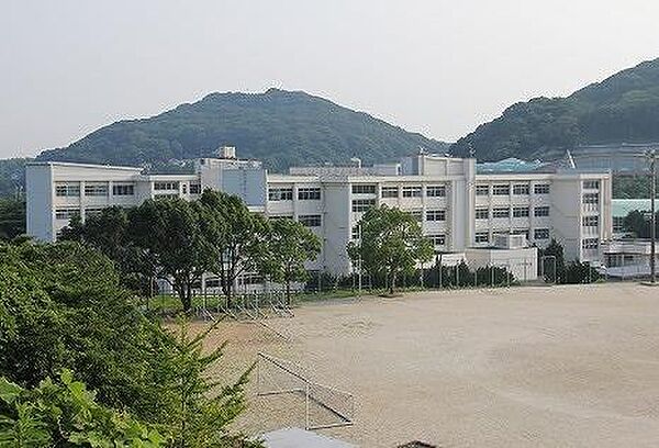 画像17:水巻町立水巻中学校(1、760m)