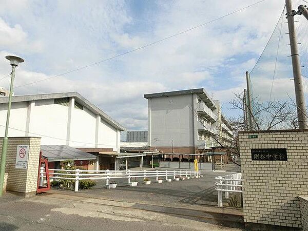 画像7:則松中学校(770m)