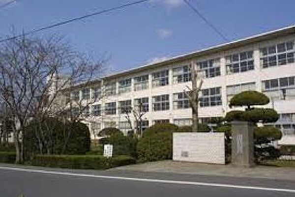 画像15:遠賀町立島門小学校(690m)