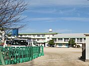 上津役小学校(580m)