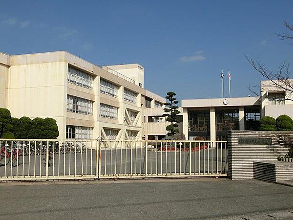 画像16:岡垣町立岡垣東中学校(730m)