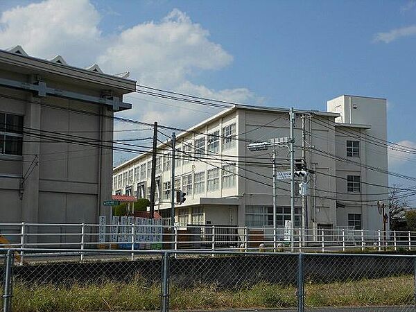 画像14:遠賀町立浅木小学校(630m)