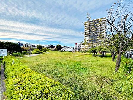 山ノ手公園豊田市中心部に位置しますが、広く複合遊具やブランコもあり、駐車場もあるのでお弁当を持ってピクニックにでかけることができます。 600m