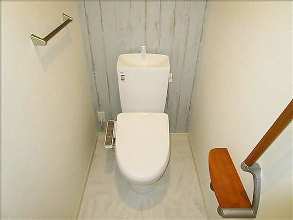 トイレ：便利な棚付のトイレです。