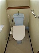 便利な棚付のトイレです。