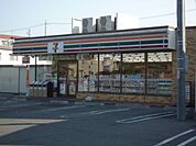 コンビニ「セブンイレブンまで740m」