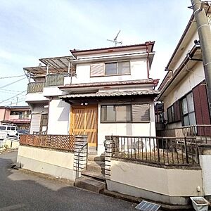 外観：間口が広く堂々とした佇まいの戸建てです。