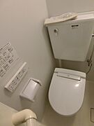 ウォシュレット機能も付いたトイレ。座りながらの操作が出来て楽チン。