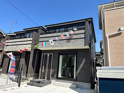外観：2号棟 向かって右側に佇む2号棟。シンプルで飽きの来ない素敵なデザインです。