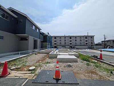 外観:8/1撮影 2号棟 基礎が出来てきました。お家の大体の形がわかるようになりました。 外観:8/1撮影 2号棟 基礎が出来てきました。お家の大体の形がわかるようになりました。