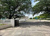 船橋市立船橋中学校まで徒歩12分 船取線へ通じる夏見小室線という道路沿いにある、創立70周年を超えた中学校。坂を利用することにはなりますが、毎日が良い運動。自然と鍛えられます。