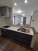 B号棟 作業スペースも確保された、広々システムキッチンです。