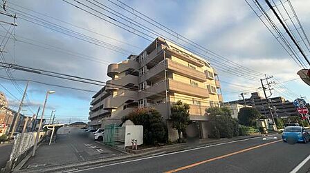 全60戸、7階建てのマンションです。該当部屋は3階部分になります。
