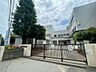 周辺：徒歩7分 敷地内に公立幼稚園もある周辺に教育施設がまとまる文教地区。
