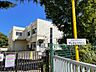 周辺：徒歩8分 広い園庭のある幼稚園は小学校敷地内にあります。近隣の教育施設やデイサービスセンターとのふれあいもある。