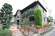 閑静な住宅街に佇む外観。