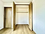 ◇洋室　クローゼット◇大容量のクローゼット完備。お洋服もたくさん収納できて、お部屋がスッキリします。ハンガーパイプが設置されており、大切なお洋服が傷まないよう、そのままかけて収納できます。