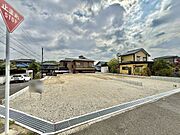 ◇外観写真◇間口が広めなので、並列3台止められる駐車スペースがあります。来客時や、将来車を買い足す場合にも安心です。ゆとりある駐車スペースは生活に合わせて柔軟に対応できますね。
