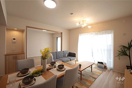 LDK15帖、ダイニングテーブルを置いても家族でゆっくりできます。子どもたちが走り回っても大丈夫な空間。［2025年8月18日撮影］