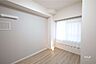 子供部屋：北側洋室4.5帖、寝室としても子供部屋としても十分な広さです。大きなクロゼットがあるので、洋服や趣味の荷物が多い方でも安心です。［2025年12月13日撮影］