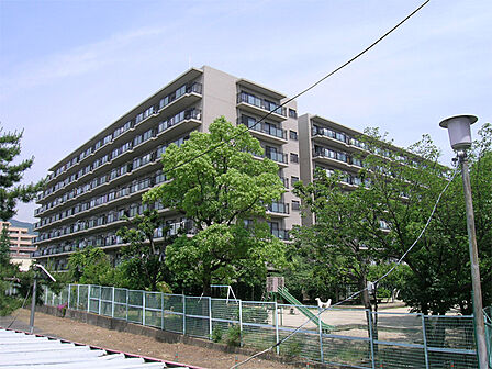 サンハイツ逆瀬川の外観(南東側から)