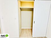 それぞれのお部屋に収納スペースがあるのでプライベートな荷物も身近に置くことができます。