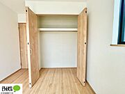 それぞれのお部屋に収納スペースがあるのでプライベートな荷物も身近に置くことができます。