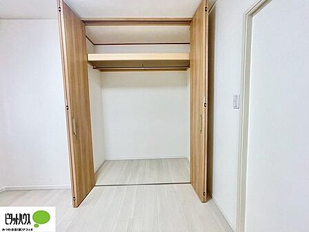 大きな収納はお洋服や細かい雑貨もたっぷりしまえます。