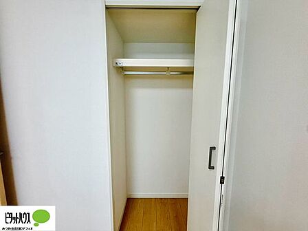 それぞれのお部屋に収納スペースがあるのでプライベートな荷物も身近に置くことができます。