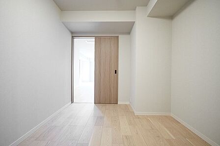 リビング・廊下の2ヵ所に扉があり、ライフスタイルに合わせて使い分けれます。